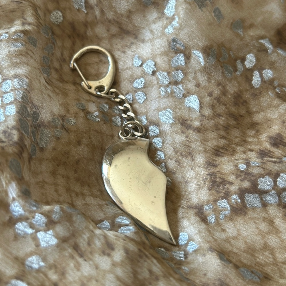 Sheridan🩶Vintage 1/2 Heart Silver Keychain / Preloved / In Good Condition
